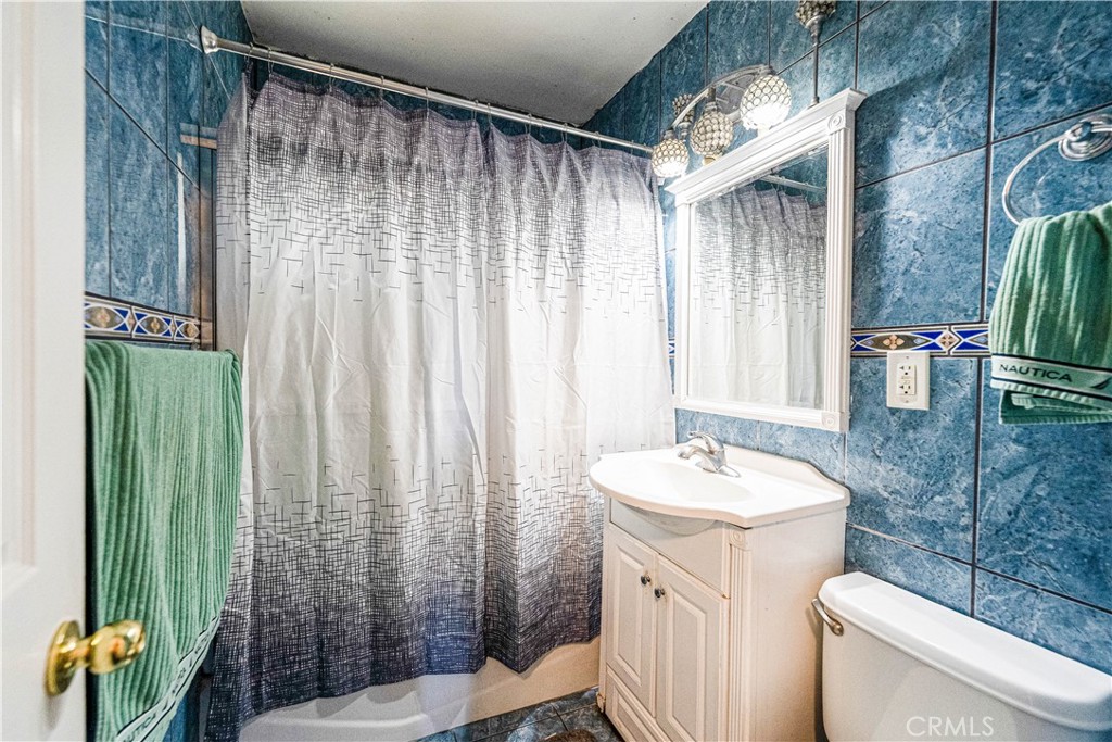 https://media.crmls.org/medias/203e885a-e766-47b0-9b86-eb74c3692540.jpg?preset=X-Large