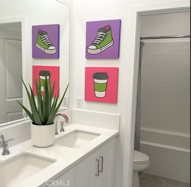 Detail Gallery Image 11 of 21 For 1060 N Anaheim Blvd #2, Anaheim,  CA 92801 - 4 Beds | 3/1 Baths