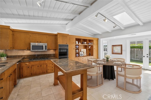 Detail Gallery Image 17 of 38 For 1121 Nottingham Rd, Newport Beach,  CA 92660 - 4 Beds | 3/1 Baths