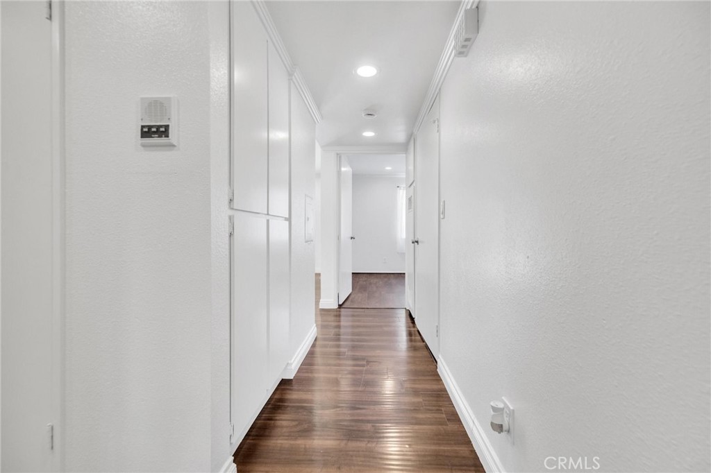 https://media.crmls.org/medias/20425e91-47f4-4f98-bd88-54405b90ef25.jpg?preset=X-Large