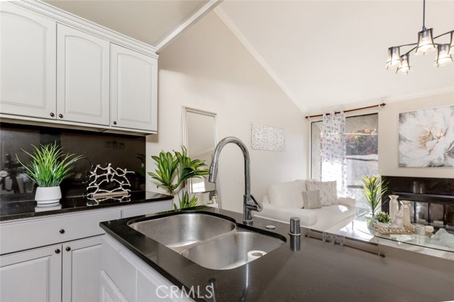 Detail Gallery Image 6 of 34 For 11107 Arminta St #2,  Sun Valley,  CA 91352 - 2 Beds | 2 Baths