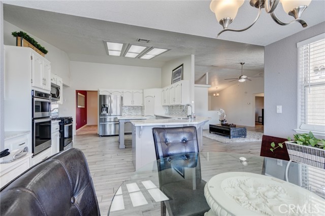 Detail Gallery Image 15 of 42 For 19783 Lara Ln, Apple Valley,  CA 92308 - 4 Beds | 3 Baths