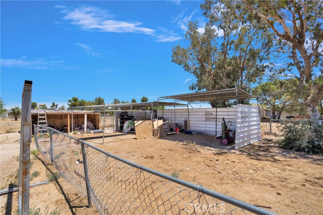 10325 Sheep Creek Road, Phelan CA: https://media.crmls.org/medias/204c4f86-ca42-428c-9a5b-118b5c7d4857.jpg
