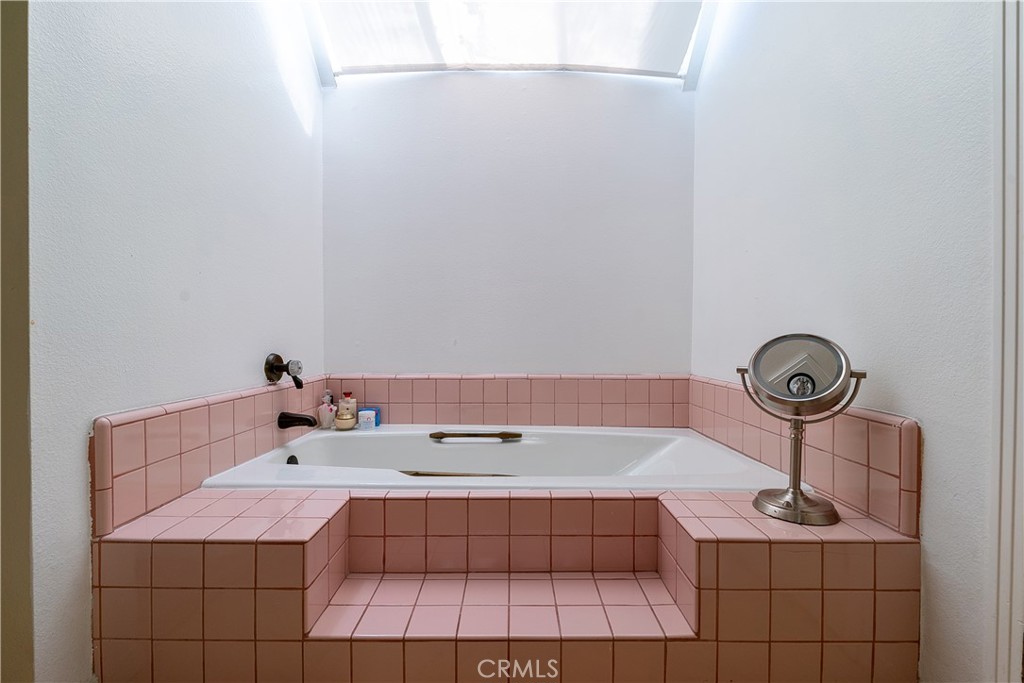 https://media.crmls.org/medias/204e0fc9-d12c-4be1-9e10-0bcd9a994b85.jpg?preset=X-Large