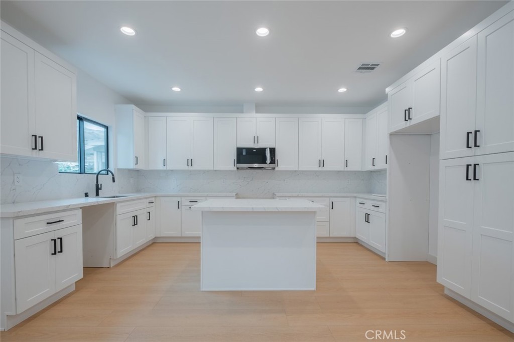 https://media.crmls.org/medias/204e665c-86bd-4d16-96cf-203f27492f46.jpg?preset=X-Large
