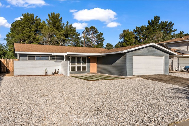 Detail Gallery Image 2 of 16 For 14147 Arrowhead Dr, Victorville,  CA 92395 - 4 Beds | 2 Baths