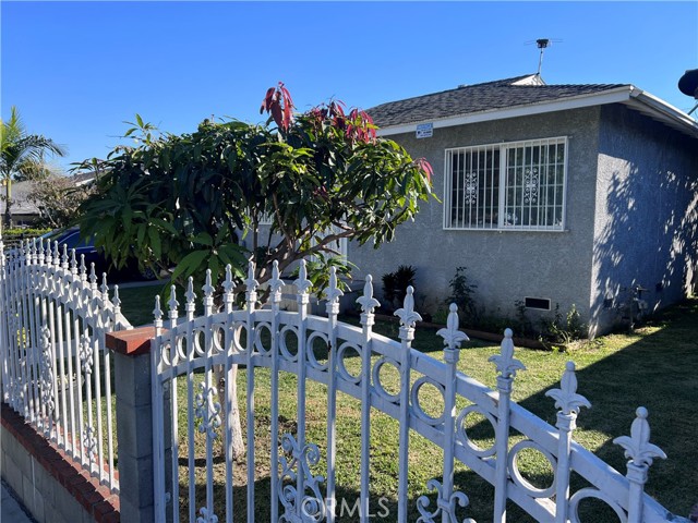 1222 E 103rd Street, Los Angeles CA: https://media.crmls.org/medias/205217ae-1642-4d01-bba4-a6dc8233ca1e.jpg