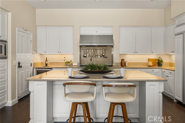 21270 Elda Cir, Huntington Beach CA: https://media.crmls.org/medias/205248b6-99e8-475f-a9e7-70f2a8041d2b.jpg