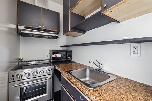 4562 W 17th Street, Los Angeles CA: https://media.crmls.org/medias/205671ff-ff81-40bc-8891-5274baf51dbf.jpg