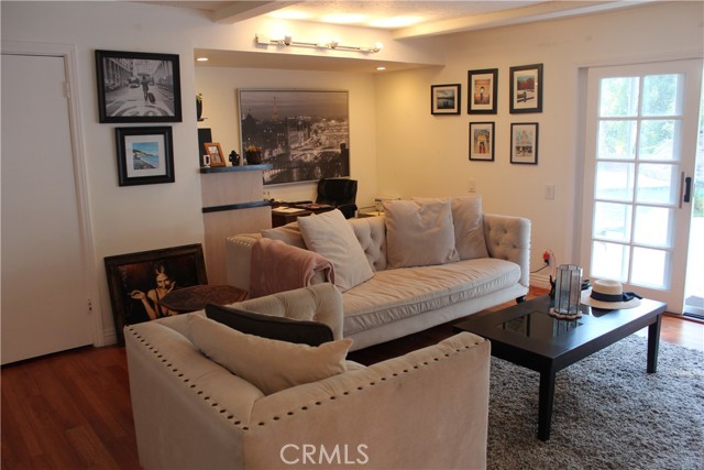 Detail Gallery Image 4 of 23 For 4527 Stark, Woodland Hills,  CA 91364 - 3 Beds | 3 Baths