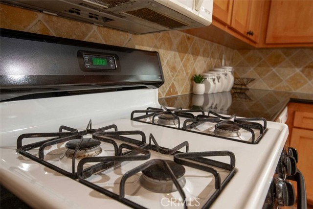 Detail Gallery Image 17 of 62 For 7310 Balboa Bld #F,  Van Nuys,  CA 91406 - 2 Beds | 3 Baths