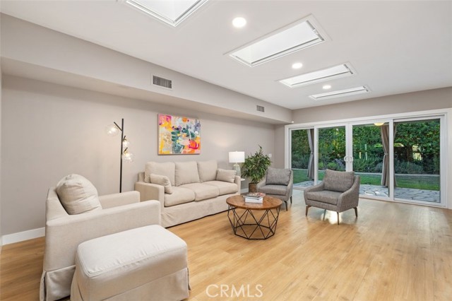 6207 Capistrano Avenue, Woodland Hills CA: https://media.crmls.org/medias/2059755b-e6d6-49a0-8165-1ee5d00f51e2.jpg