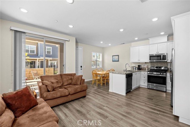 Detail Gallery Image 5 of 27 For 22886 Concord, Saugus,  CA 91350 - 2 Beds | 2/1 Baths