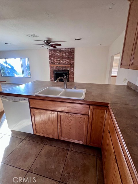 Detail Gallery Image 6 of 14 For 44519 Foxton, Lancaster,  CA 93535 - 5 Beds | 3 Baths