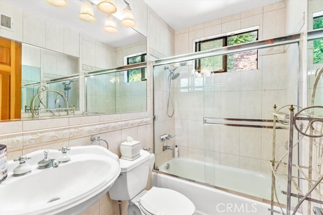Detail Gallery Image 20 of 33 For 17861 Cathedral Pl, Encino,  CA 91316 - 3 Beds | 3 Baths