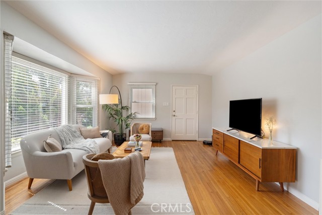 Detail Gallery Image 3 of 23 For 235 Termino Ave #1,  Long Beach,  CA 90803 - 2 Beds | 1 Baths