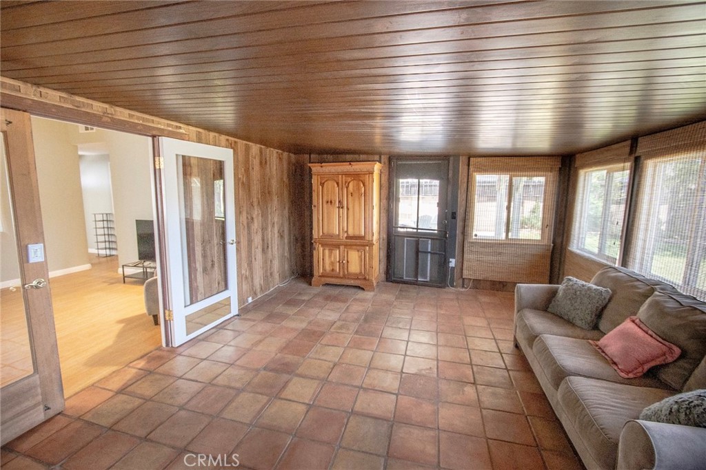 https://media.crmls.org/medias/205eed9d-8e9b-497f-81ee-ee148be52cf0.jpg?preset=X-Large