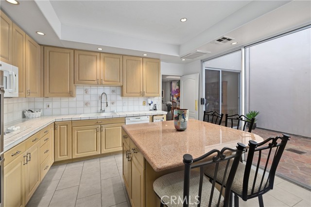 Detail Gallery Image 9 of 25 For 5715 Etiwanda Ave #4,  Tarzana,  CA 91356 - 3 Beds | 3 Baths