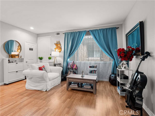 Detail Gallery Image 3 of 31 For 28380 Casselman Ln, Saugus,  CA 91350 - 3 Beds | 2/1 Baths