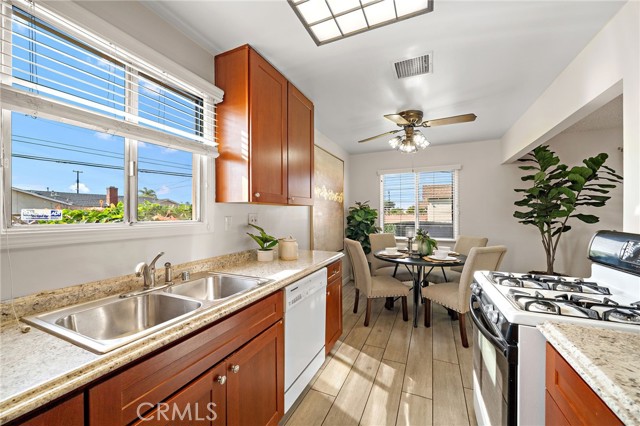 Detail Gallery Image 10 of 31 For 7869 La Mirada Cir, Buena Park,  CA 90620 - 3 Beds | 2 Baths