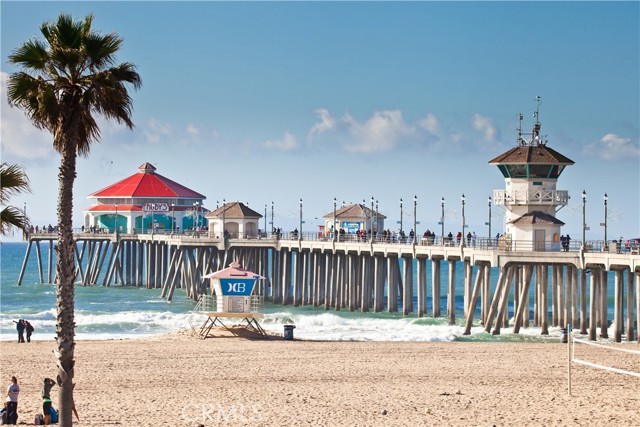 9882 Hot Springs Drive, Huntington Beach CA: https://media.crmls.org/medias/2062b150-5590-4e80-81c8-329e4466aec1.jpg