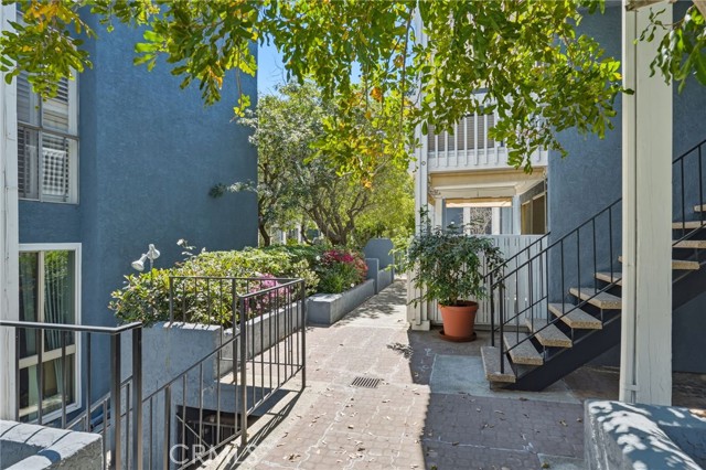 Detail Gallery Image 4 of 54 For 17711 Margate St #103,  Encino,  CA 91316 - 2 Beds | 1/1 Baths