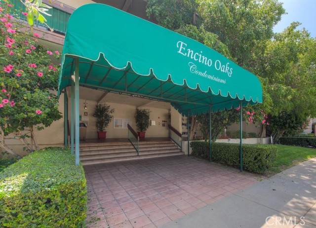 Detail Gallery Image 5 of 9 For 5460 White Oak, Encino,  CA 91316 - 2 Beds | 2 Baths