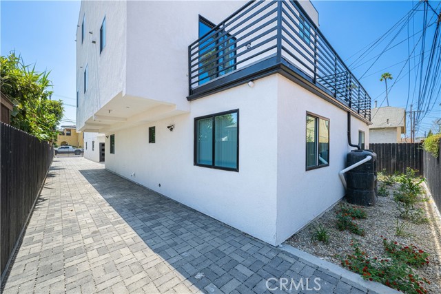 1039 W 43rd Street, Los Angeles CA: https://media.crmls.org/medias/2066a294-3af8-430e-9dc3-5098474c0f7a.jpg