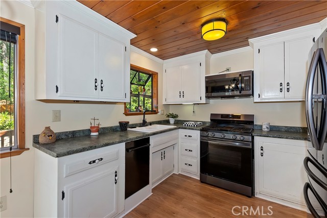 Detail Gallery Image 13 of 40 For 863 Oak Rd, Lake Arrowhead,  CA 92386 - 3 Beds | 2 Baths