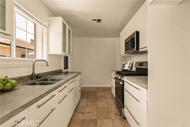 Detail Gallery Image 5 of 22 For 15233 Camarillo St, Sherman Oaks,  CA 91403 - – Beds | – Baths