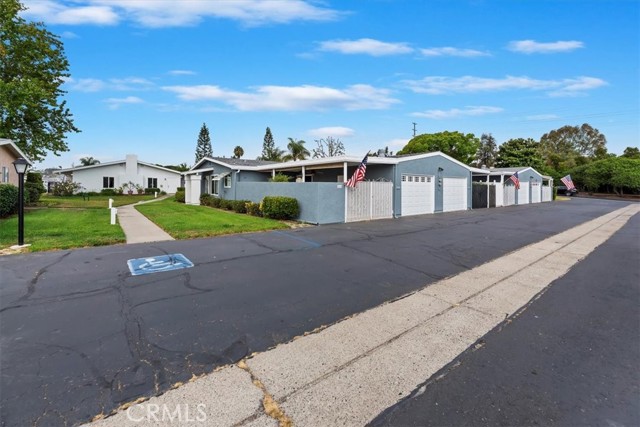Detail Gallery Image 3 of 26 For 3676 Bartlett Ave., Oceanside,  CA 92057 - 2 Beds | 2 Baths