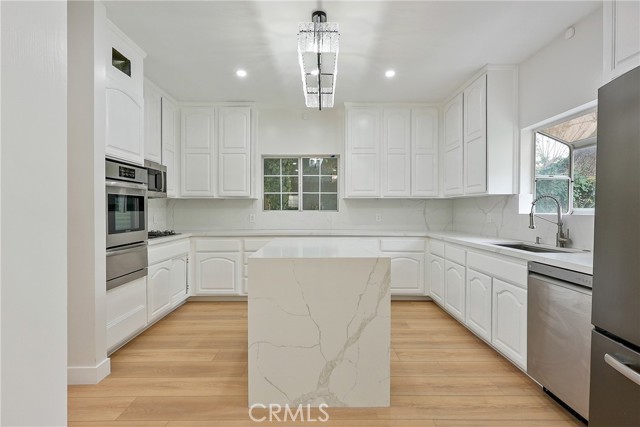 Detail Gallery Image 2 of 34 For 5165 Etiwanda Ave, Tarzana,  CA 91356 - 4 Beds | 5 Baths