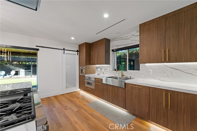 Detail Gallery Image 8 of 41 For 23103 Leonora, Woodland Hills,  CA 91367 - 3 Beds | 3 Baths