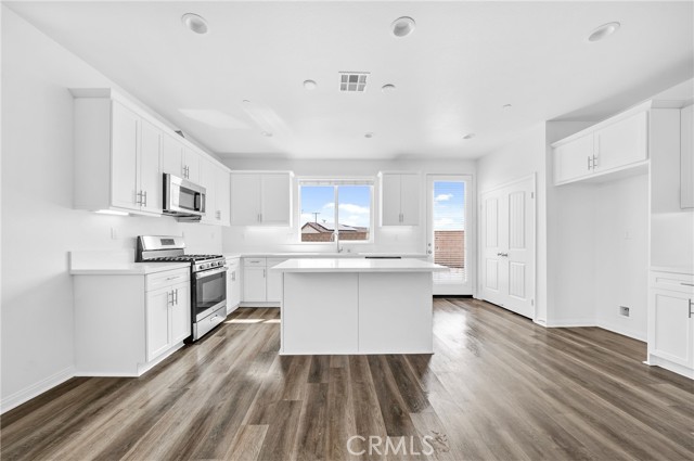 Detail Gallery Image 7 of 39 For 3476 Smith St, Jurupa Valley,  CA 92509 - 4 Beds | 2 Baths