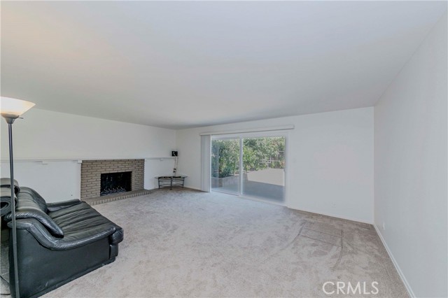2401 El Portal Way, Oxnard CA: https://media.crmls.org/medias/20796524-35dd-4308-8d62-c729617bf55a.jpg