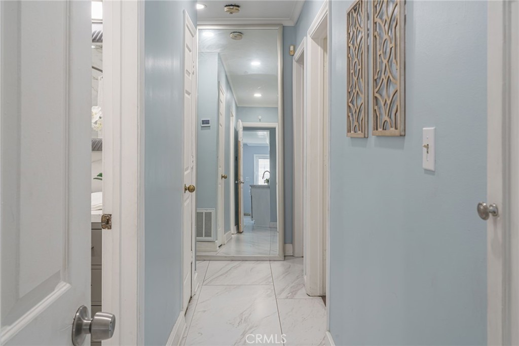 https://media.crmls.org/medias/2079a8a4-1332-4be3-910f-d07319b0a940.jpg?preset=X-Large