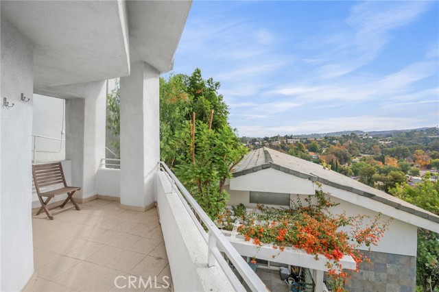 5220 Medina Road, Woodland Hills CA: https://media.crmls.org/medias/207c2319-c6af-4694-8353-6d6bcb061e1d.jpg