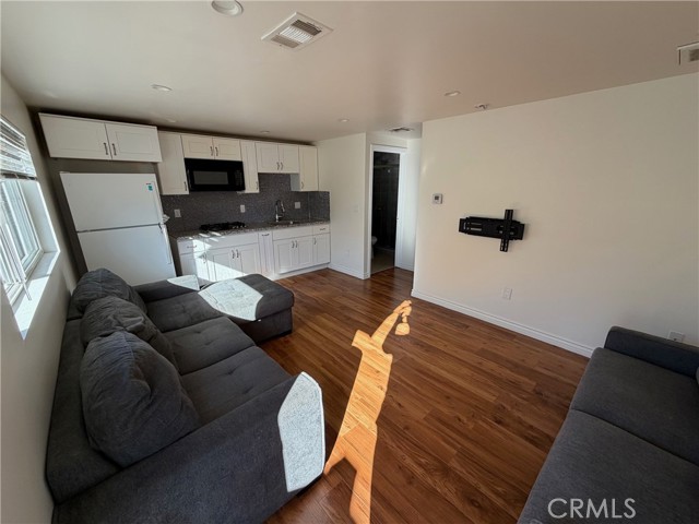 Detail Gallery Image 3 of 10 For 6651 Quakertown Ave, Winnetka,  CA 91306 - 1 Beds | 1 Baths