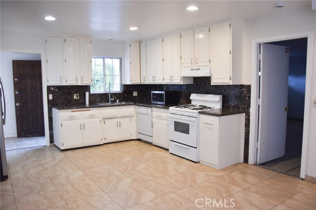 Detail Gallery Image 7 of 43 For 16131 Nassau Ln, Huntington Beach,  CA 92649 - 3 Beds | 3 Baths
