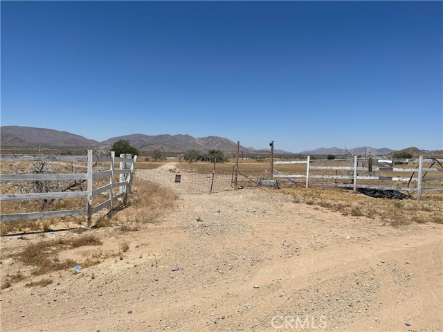 Detail Gallery Image 2 of 14 For 17420 Meridian Rd, Lucerne Valley,  CA 92356 - – Beds | – Baths