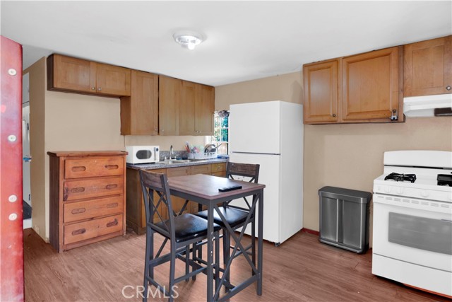 11028 Condon Avenue, Inglewood CA: https://media.crmls.org/medias/2092f353-1d89-415d-9789-a477c04b9210.jpg
