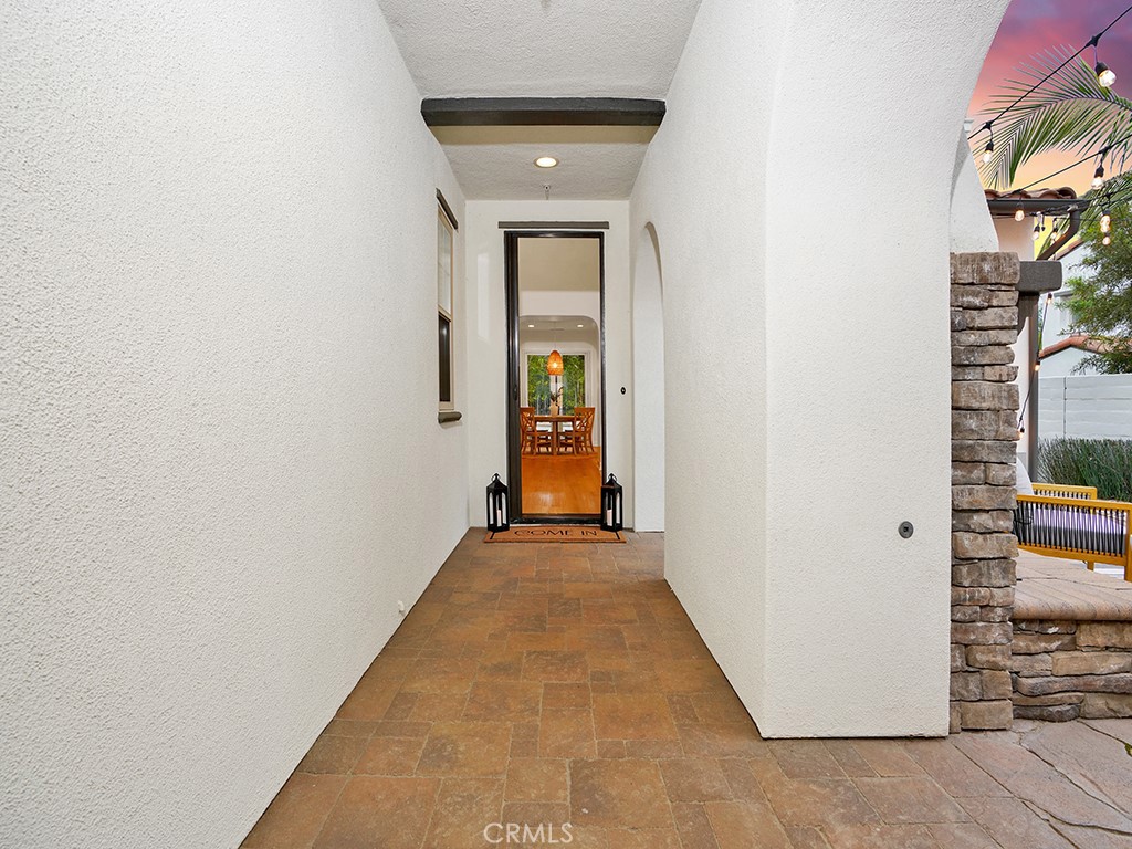 https://media.crmls.org/medias/20971d1c-9b34-48b5-bbd5-fb8b96863f25.jpg?preset=X-Large