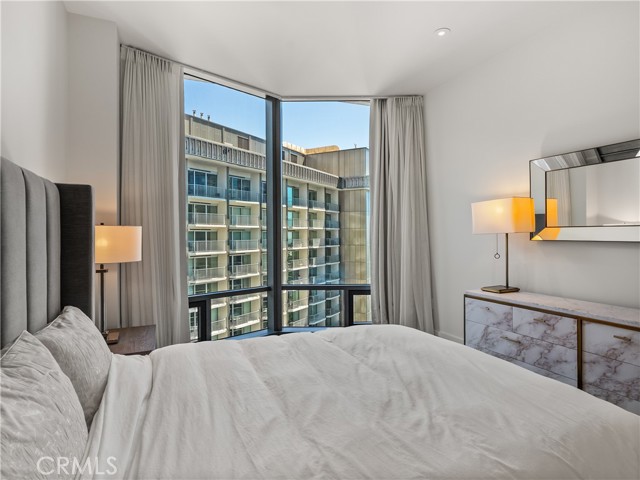 211 W Elm Court, Los Angeles CA: https://media.crmls.org/medias/2097a676-5c03-48c7-9c76-58d2b18611e1.jpg