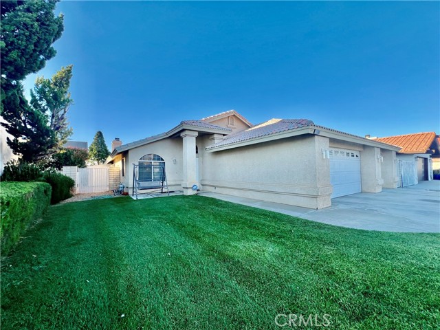 Detail Gallery Image 1 of 30 For 17980 Lakeview Dr, Victorville,  CA 92395 - 3 Beds | 2 Baths
