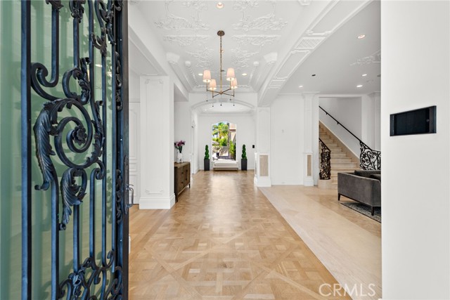 Detail Gallery Image 3 of 75 For 530 Kings Rd, Newport Beach,  CA 92663 - 5 Beds | 4/3 Baths