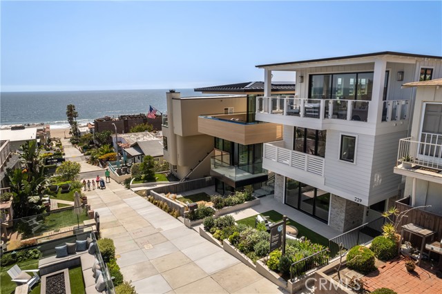 Detail Gallery Image 1 of 57 For 229 25th St, Manhattan Beach,  CA 90266 - 5 Beds | 5/2 Baths