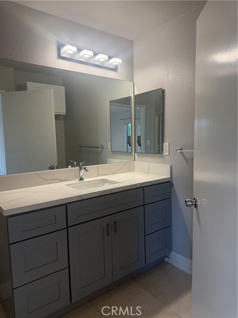 Detail Gallery Image 9 of 41 For 6912 Remmet Ave #5,  Canoga Park,  CA 91303 - 2 Beds | 2/1 Baths