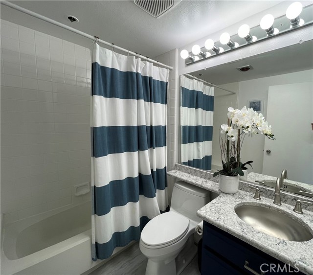 Guest Bath with Tub/Shower Combination