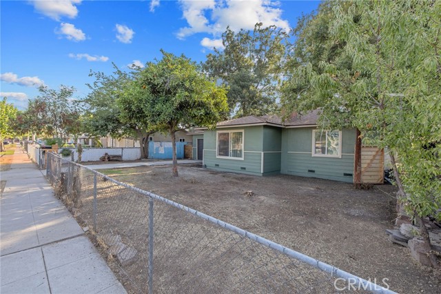 Detail Gallery Image 3 of 27 For 2452 S Holloway Ave, Fresno,  CA 93725 - 3 Beds | 1 Baths