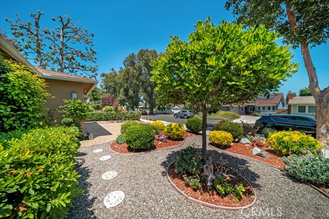 Detail Gallery Image 2 of 25 For 20924 Avenue San Luis, Woodland Hills,  CA 91364 - 2 Beds | 2 Baths